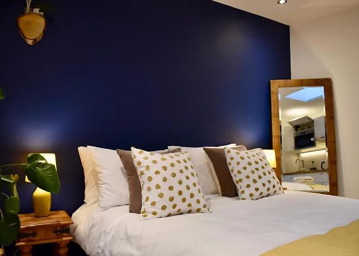 Stylish Centrally-Located Studio With Parking